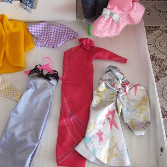 BARBIE CLOTHES & DOLLS LOT in CARRY CASE CLOSET, 2 BARBIES w GLORIOUS HAIR, 1976 - Picture 7 of 15